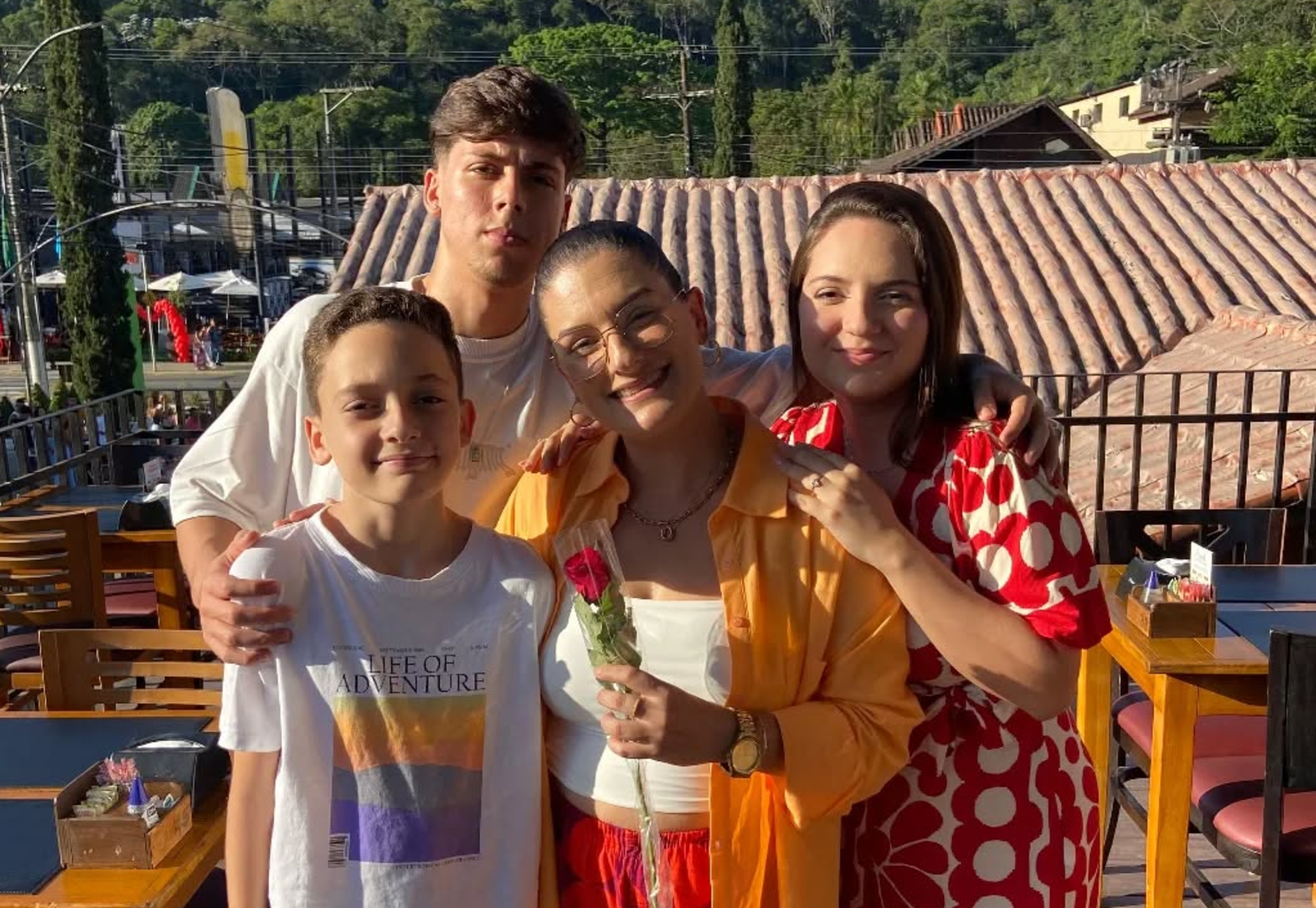 Doze anos depois, Adriana segue grata por estar viva e ao lado dos três filhos.