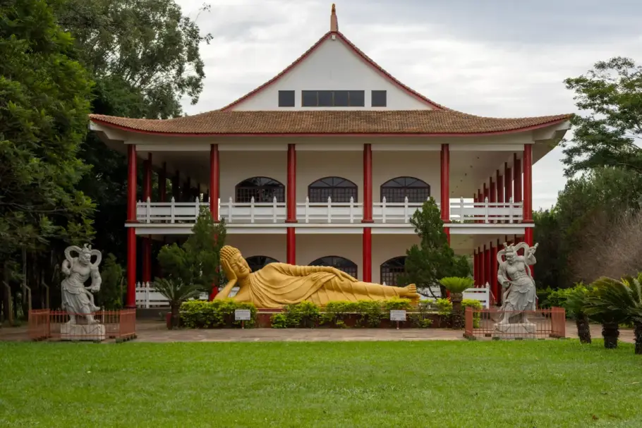Estátua de 7 metros da Deusa Kuan Yin, que representa a compaixão