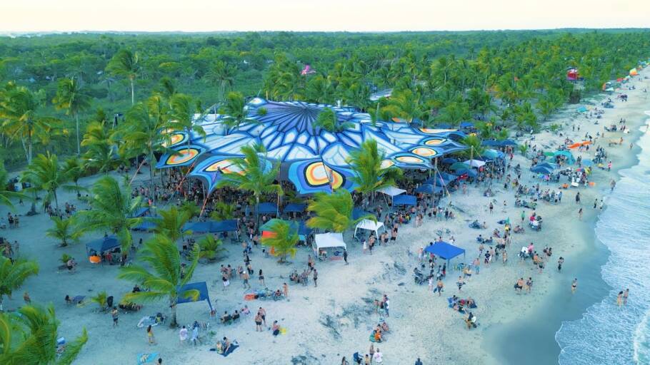 Em 2025, o festival Universo Paralello retorna à praia de Pratigi