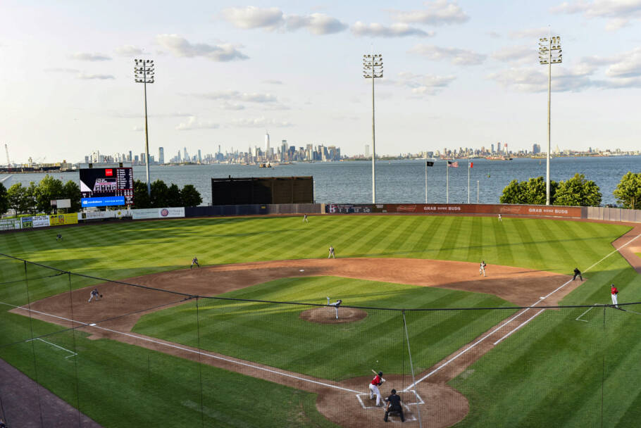 O pacote para quatro pessoas assistirem a um jogo de beisebol do Staten Island FerryHawks custa US$ 105