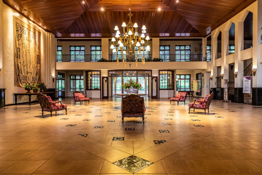 Logo na entrada os hóspedes são surpreendidos com um belo e aconchegante lobby