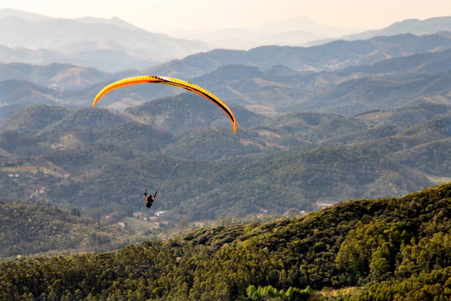 Voo de paraglider no Pico Agudo, em Santo Antônio do Pinhal (SP)