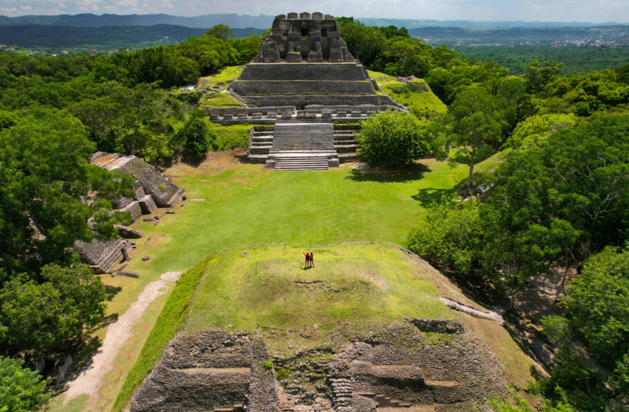 Vista área do complexo de templos maia de Xunantunich