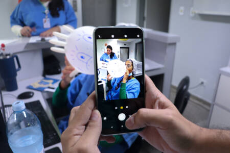 Nos projetos desenvolvidos em hospitais, todos os envolvidos, profissionais, pacientes e acompanhantes, são convidados a participar