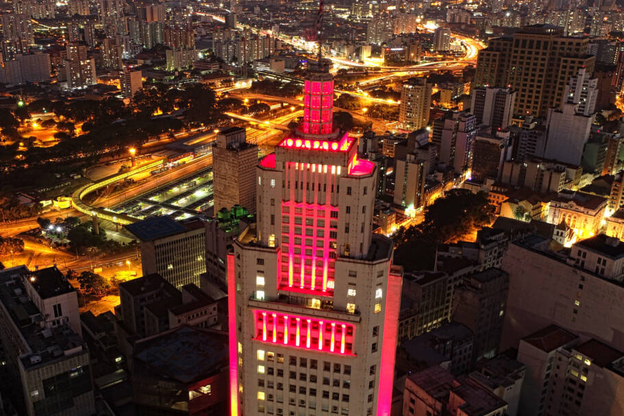 O Farol Santander é um prédio com mais de 30 andares e 161 metros de altura