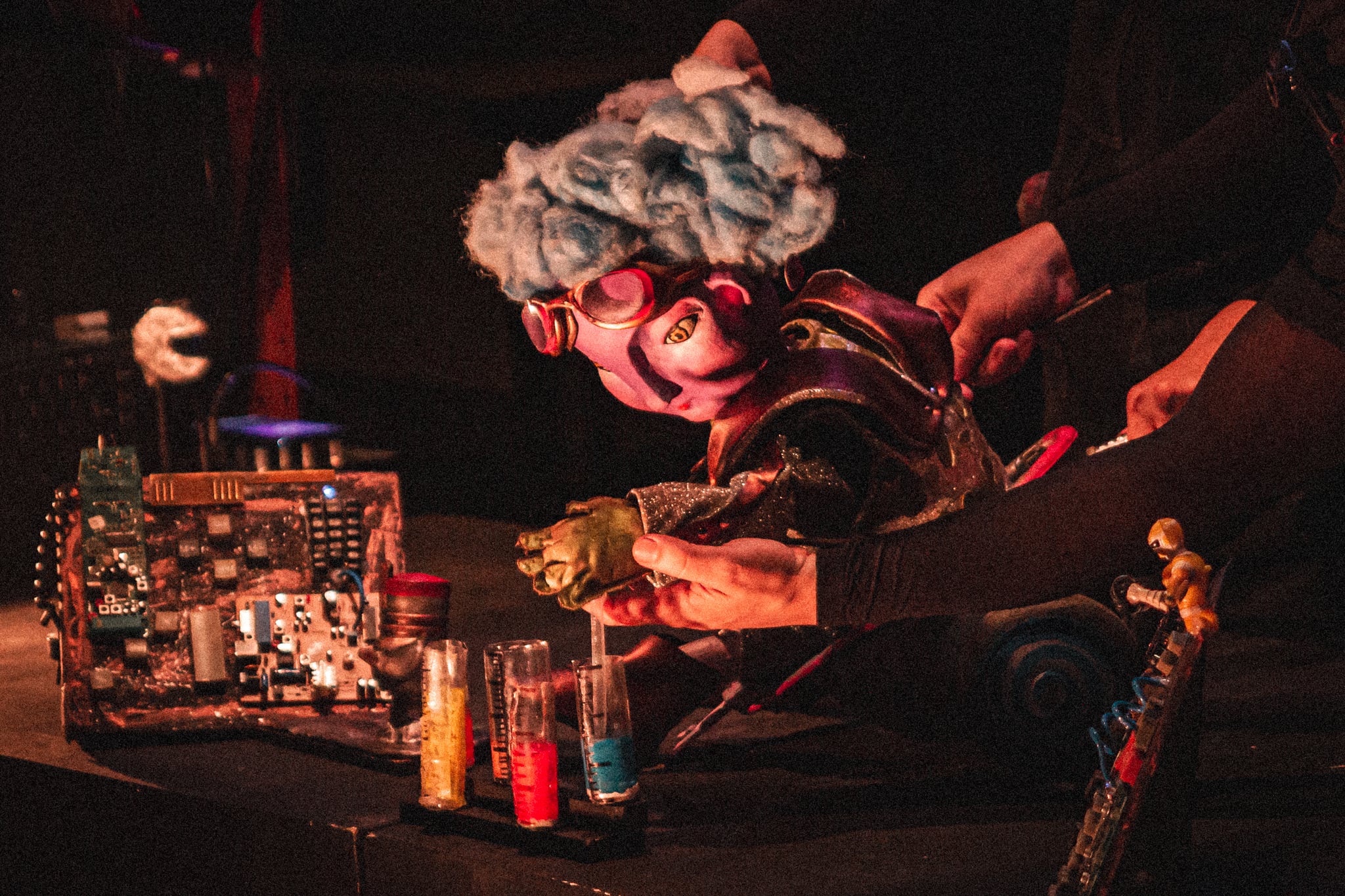 Espetáculo do Grupo Teatro de Sobras encanta ao transformar lixo em poesia no Sesc Guarulhos