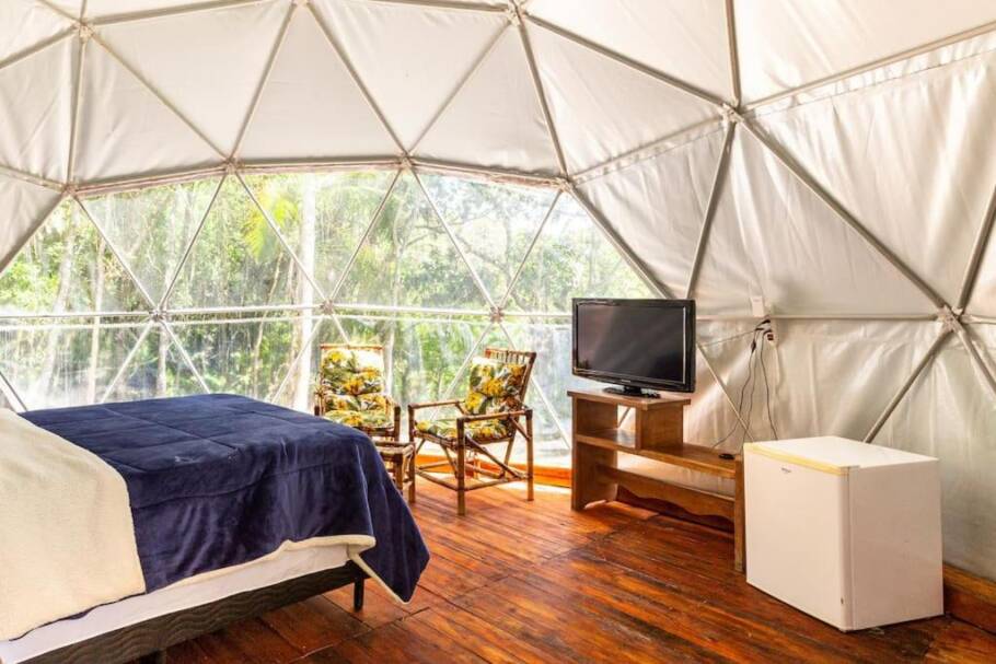 Glamping em meio à natureza onde é possível desfrutar do canto dos pássaros e do sossego