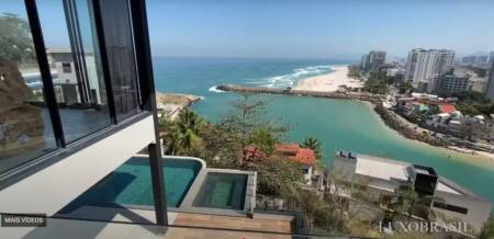 Piscina e jacuzzi de borda infinita e vista para o Canal da Joatinga e a Praia da Barra