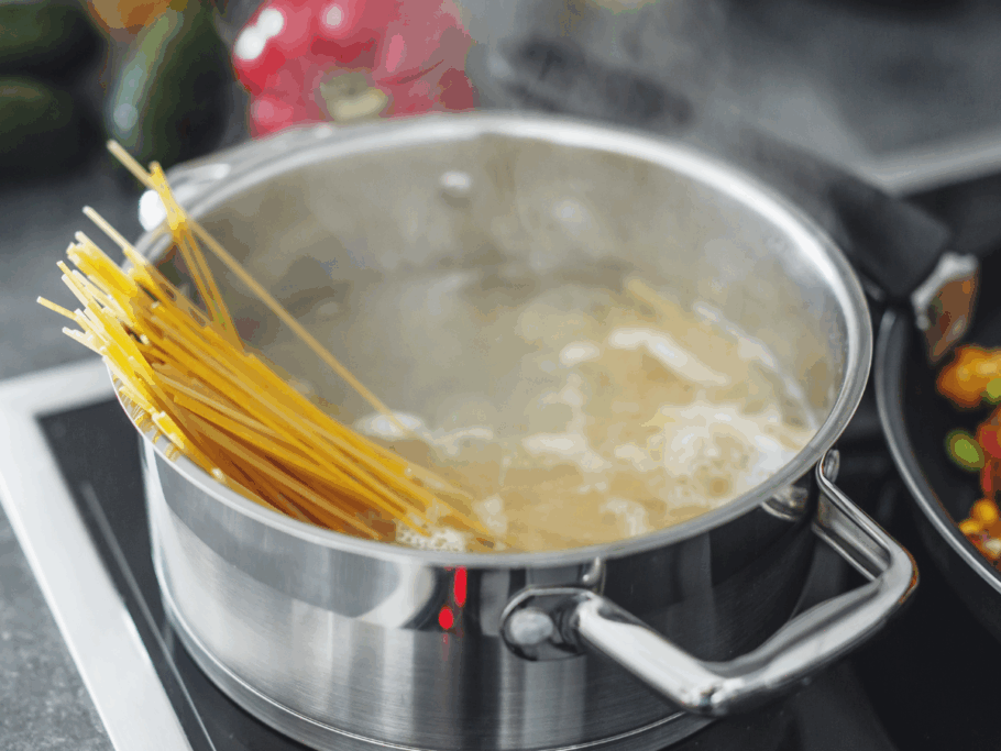 Água do macarrão esconde potencial nutricional para a as plantas