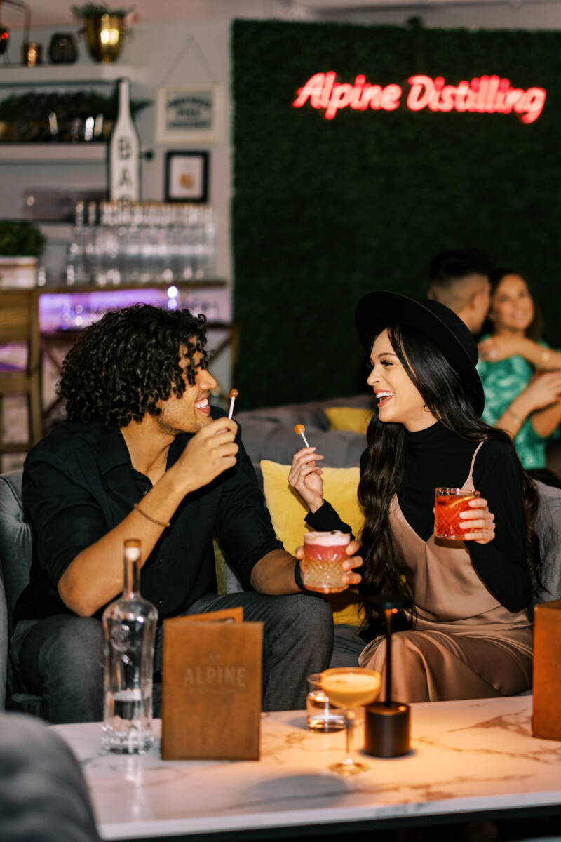 No Alpine Distilling, os visitantes podem viver a experiência de criar seu próprio gin