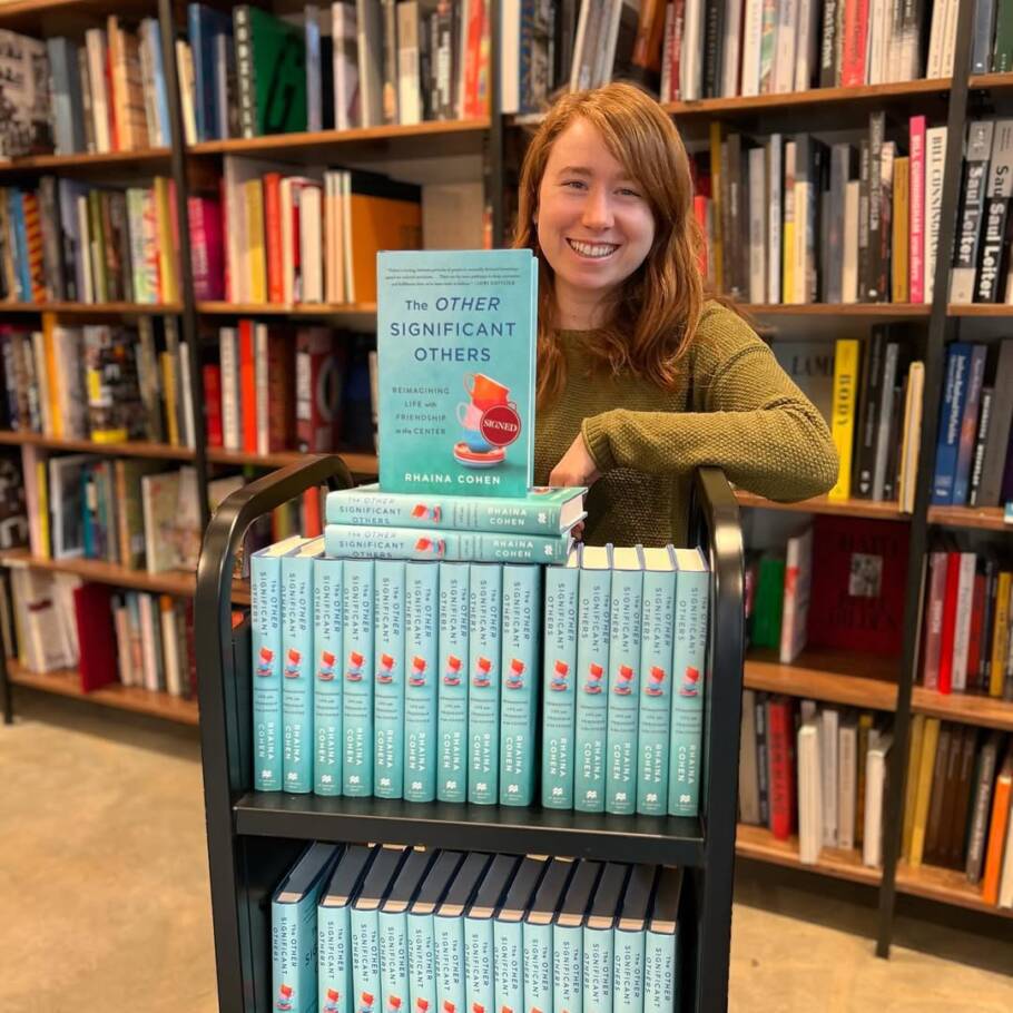 Autora Rhaina Coen propõe novo olhar sobre os vínculos afetivos