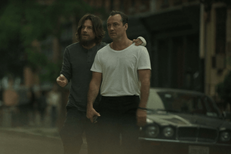 Em “Black Rabbit”, Jude Law interpreta Jake, dono de um restaurante que vê sua vida mudar com a volta do irmão (Imagem: Reprodução digital | Netflix)