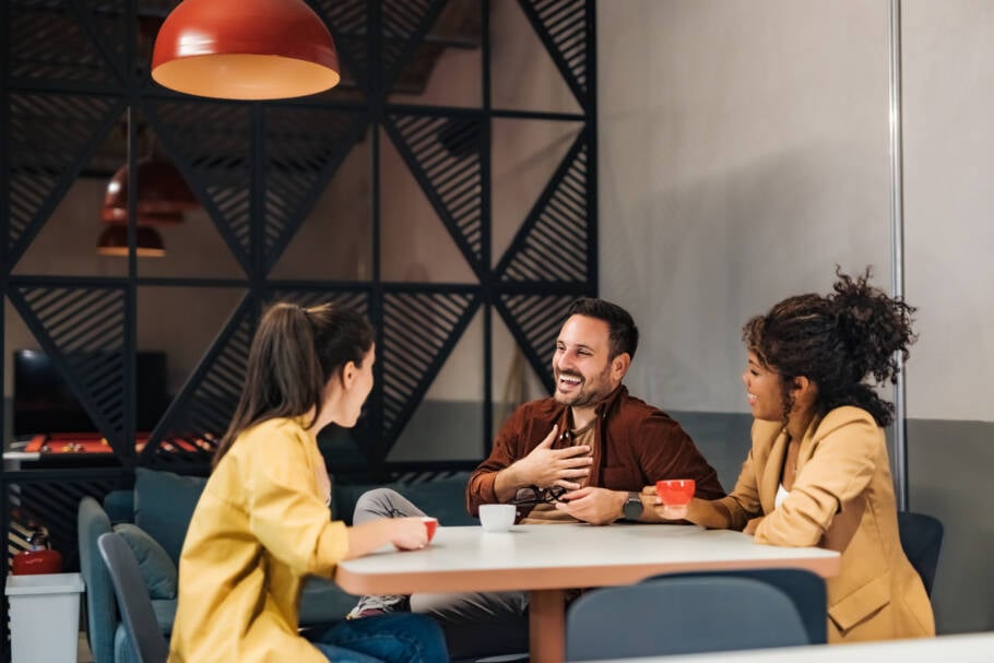 Grupos de conversação ajudam a destravar o idioma na prática, conhecer pessoas e ganhar confiança