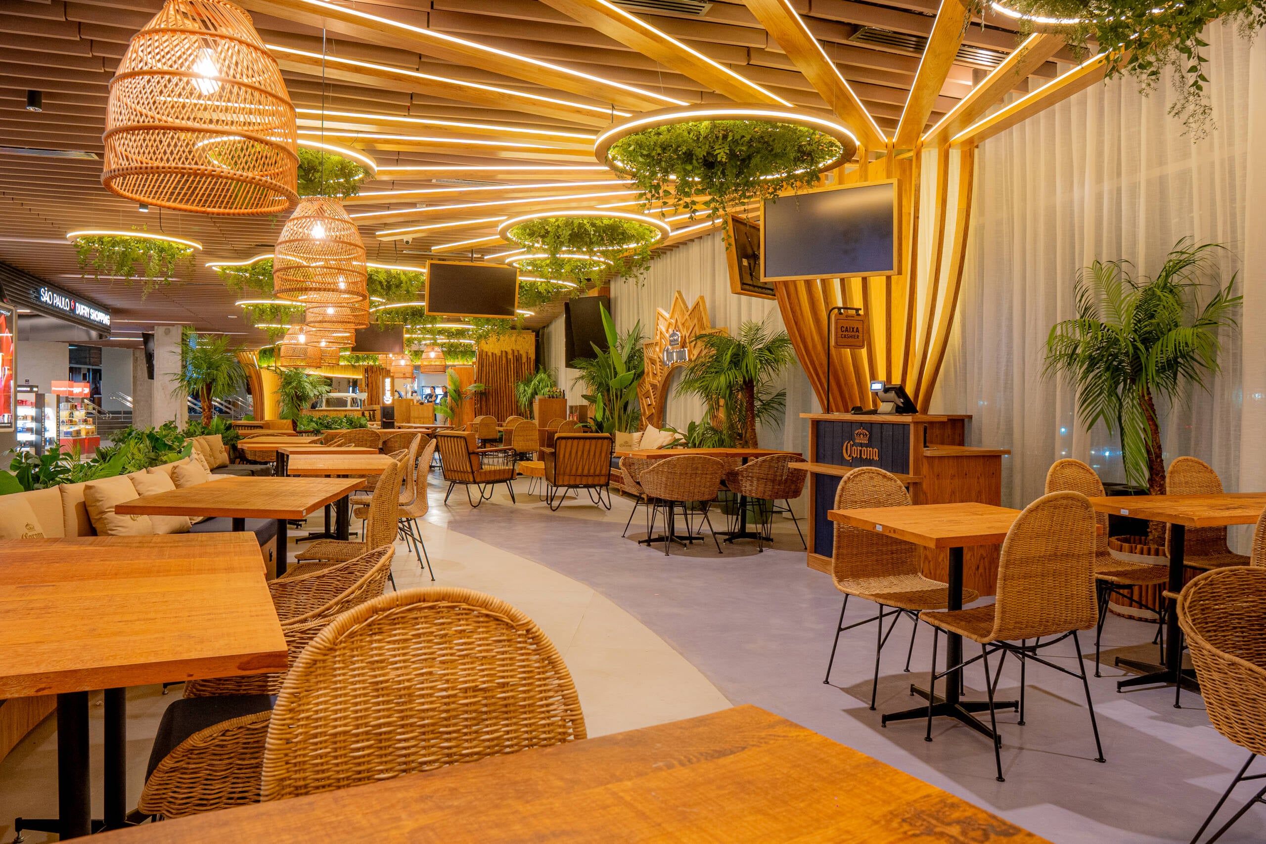 O Vista Corona tem ambientação solar, muito verde, madeira e aquele clima gostoso de praia que é a cara da marca