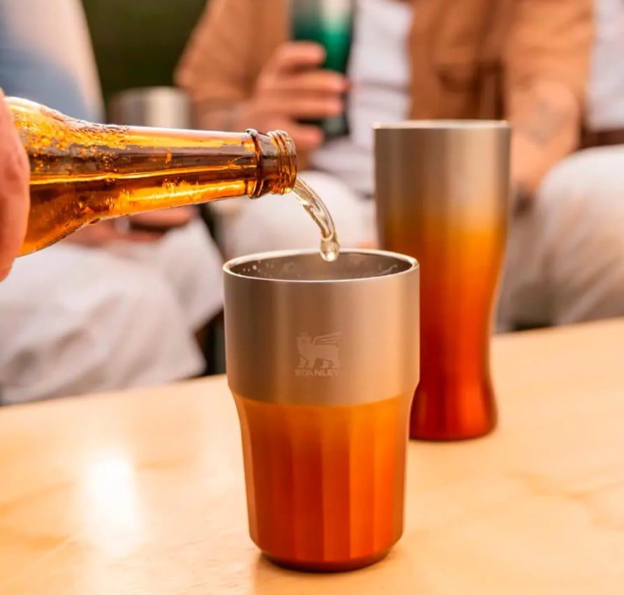 O Tumbler para cerveja da Stanley sai por R$122,55 (31% OFF)