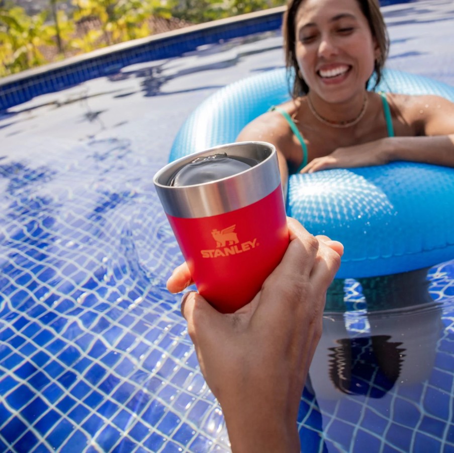 O Copo Stanley clássico de cerveja sem tampa sai por R$87,78 a depender da cor