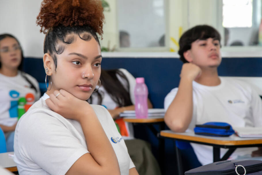 Os cursos são direcionados a estudantes de baixa renda que estudem ou tenham estudado em escolas públicas