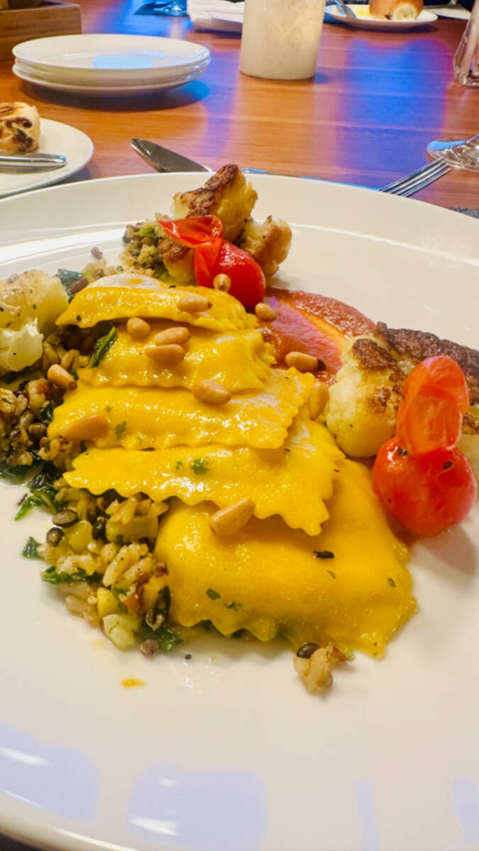 Chef em casa é um dos serviços para quem aluga no Evermore; acima, prato vegano, um ravioli de abóbora (veja mais fotos neste link)