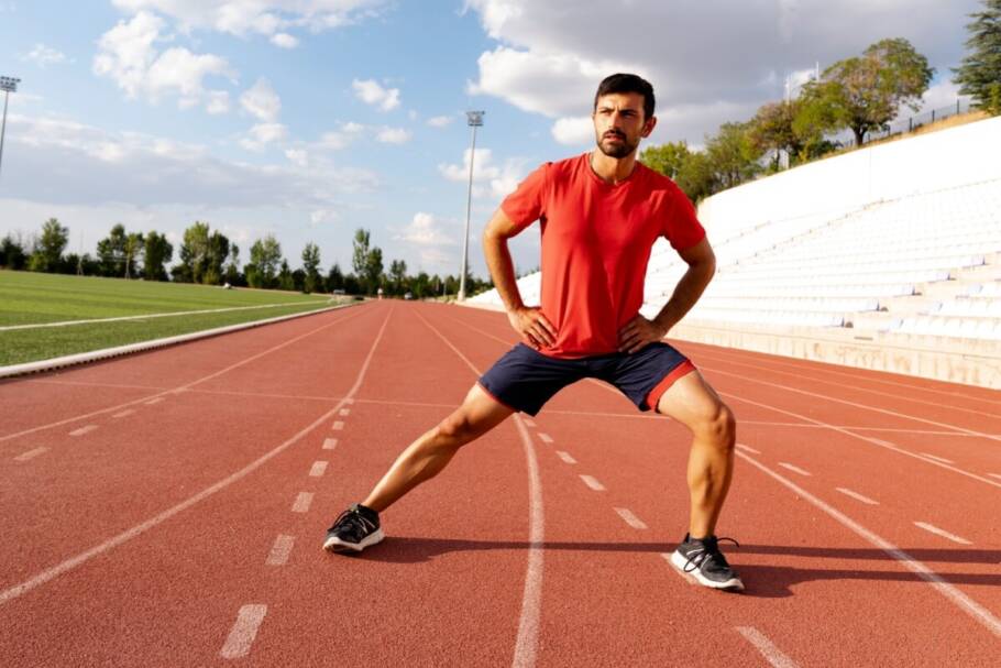 O alongamento é essencial para preparar o corpo para a corrida (Imagem: fatir29 | Shutterstock)