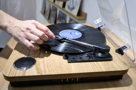 Itaú Cultural celebra a cultura negra brasileira com oficina de criação de capas de discos de vinil