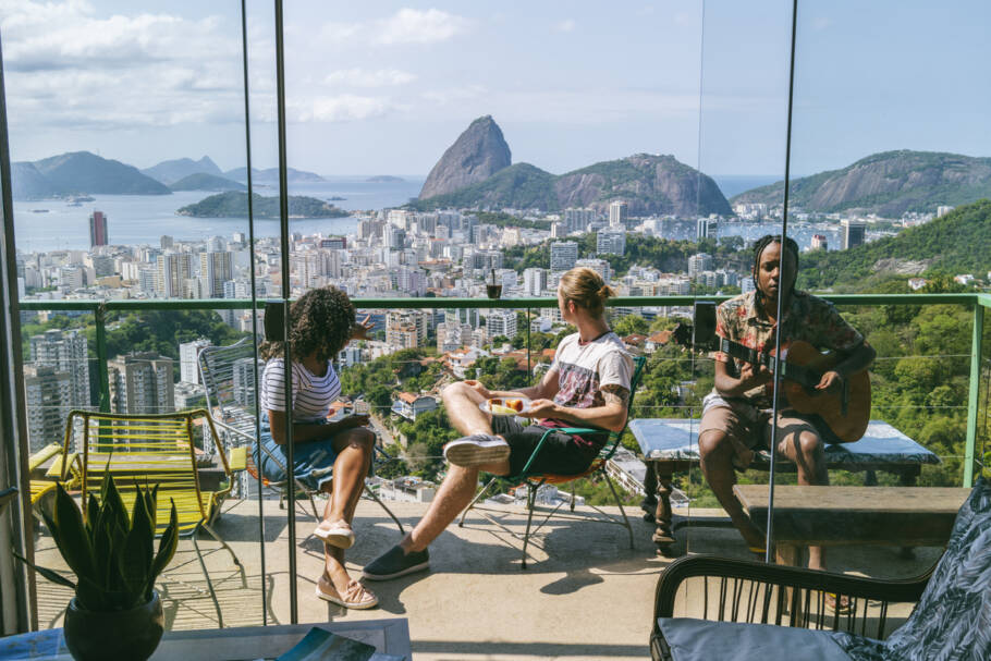 Descubra como os hostels promovem encontros, histórias e um turismo mais humano e sustentável no maior evento do setor