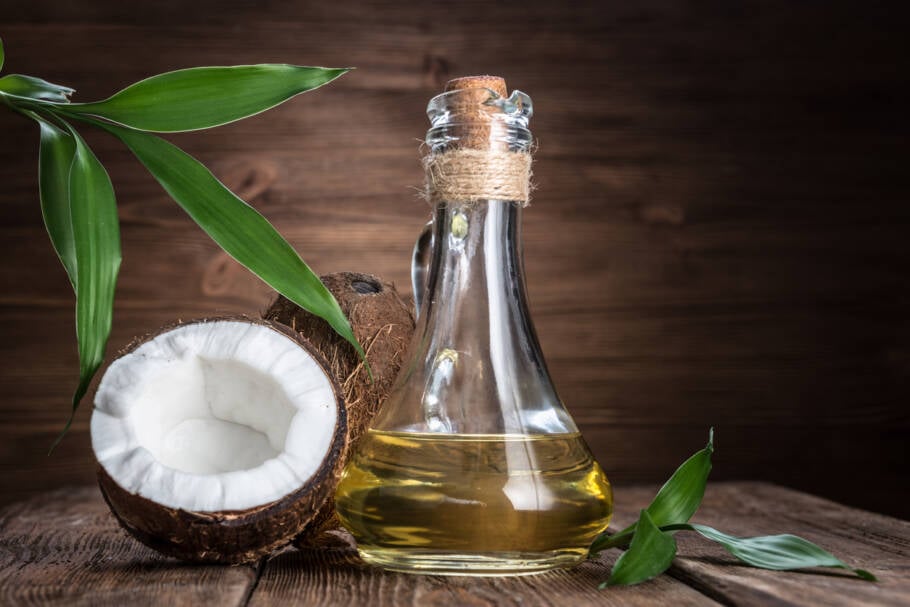 Com a alta dos preços do azeite no Brasil, o óleo de coco se destaca como uma opção acessível e nutritiva, oferecendo versatilidade na cozinha e diversos benefícios à saúde