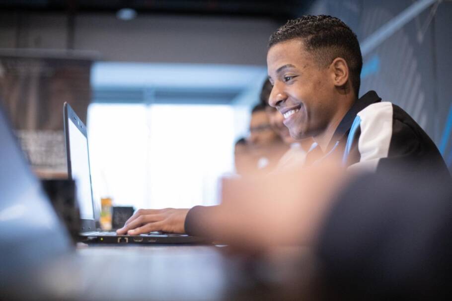 A proposta é democratizar o acesso à inteligência artificial com um curso online gratuito