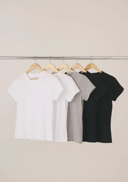 O kit com 5 camisetas sai por R$174,99 + cupom de 5%