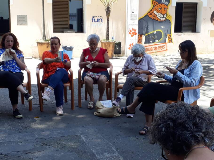 Clube de bordado político que promove encontros afetivos e reflexivos pela cidade