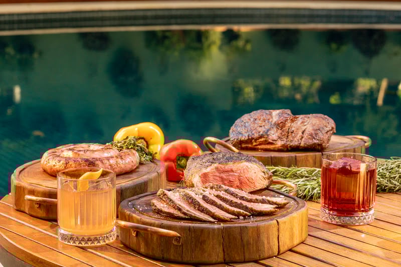 Seleção de cortes nobres, como picanha, filé mignon, costela gaúcha e linguiça artesanal de metro serão servidos com legumes braseados e pão de alho