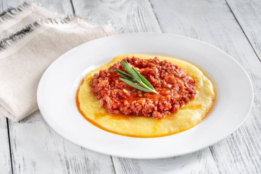 Polenta à bolonhesa (Imagem: Alexander Prokopenko | Shutterstock)