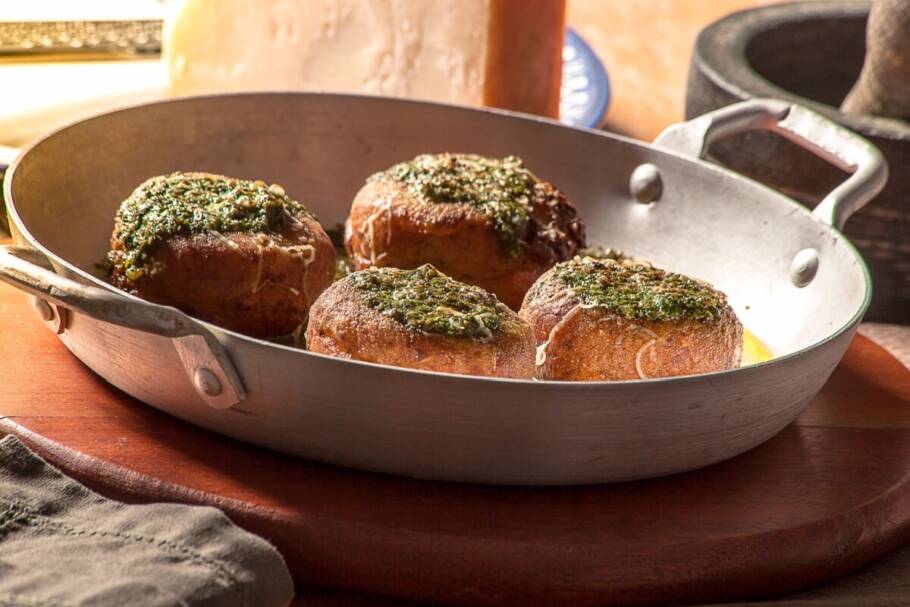 Polpetone recheado com queijo ao molho de ervas (Imagem: Sivonei Pompeo | Shutterstock)