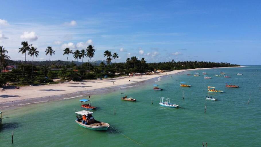 São Miguel dos Milagres é famoso por suas praias intocadas, areia clara e piscinas naturais formadas por recifes