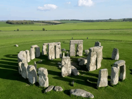 Estudo recente desafia antigas explicações e revela pistas surpreendentes sobre Stonehenge