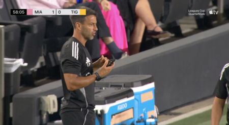 O assistente técnico, Lucas Rodriguez Pagano, foi flagrado pela transmissão do jogo conversando com o técnico