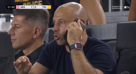 Expulso, técnico surpreende e usa celular para seguir comandando o time em campo