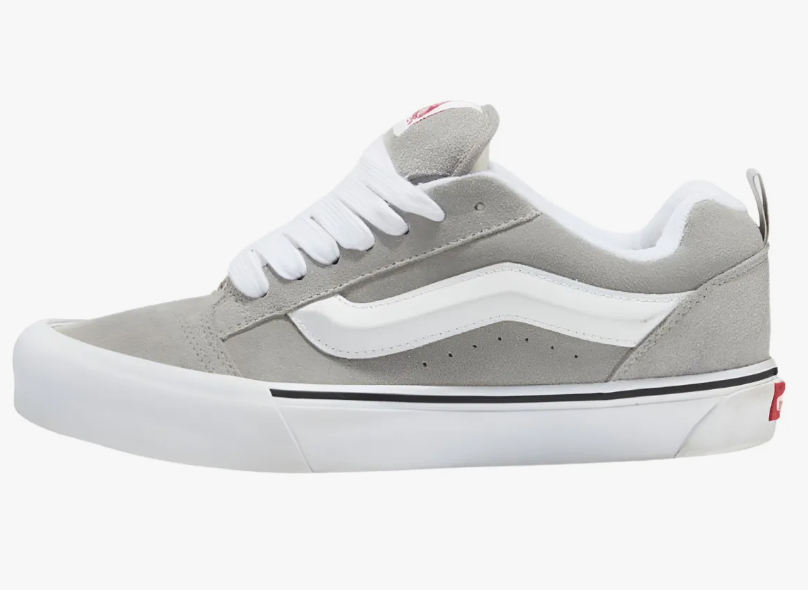 Tênis Vans Old Knu cinza R$187,53.