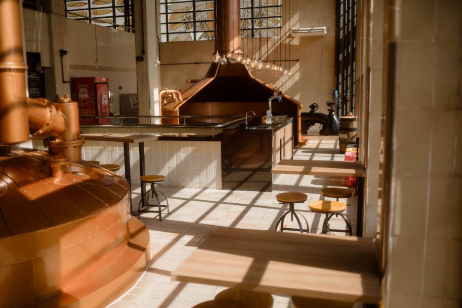 Durante os sábados de agosto, cinco cervejarias da Ambev recebem o público para tours gratuitos com harmonização especial de petiscos típicos de bar