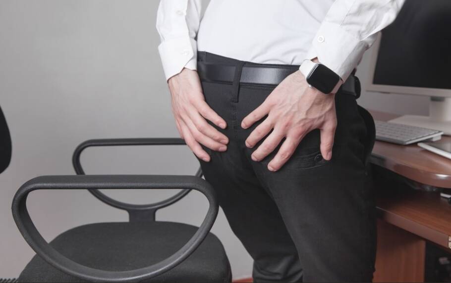 Passar longos períodos sentado, como no trabalho ou em viagens, pode levar à inatividade dos glúteos