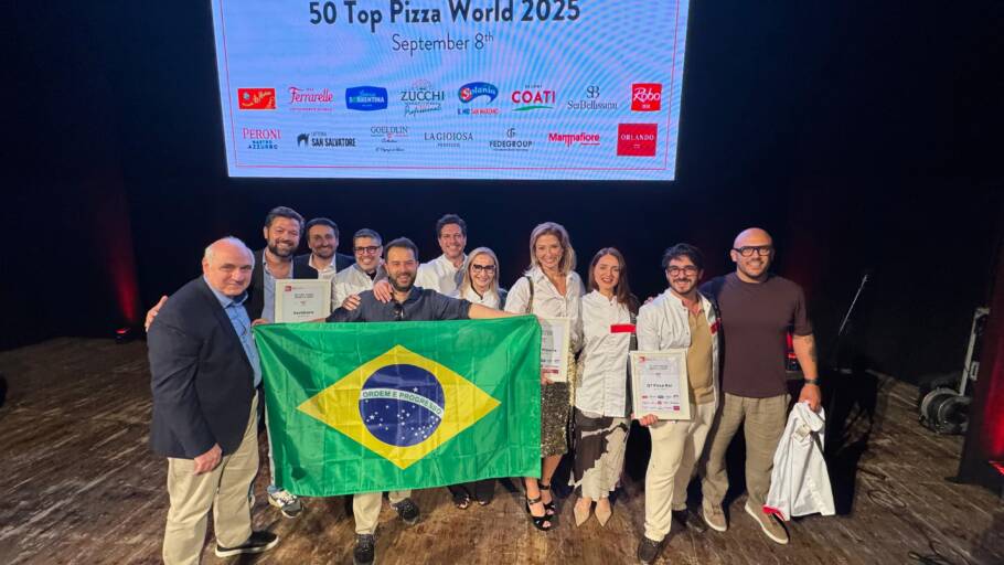 Brasileiros presentes na premiação em Nápoles, na Itália