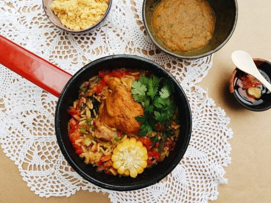 Galinhada na panela de ágata é uma das opções do menu do restaurante A Baianeira