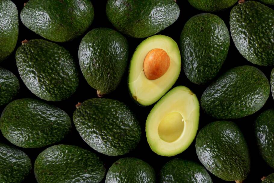 O abacate ajuda a regular os níveis de gordura no fígado (Imagem: Nikola Bilic | Shutterstock)