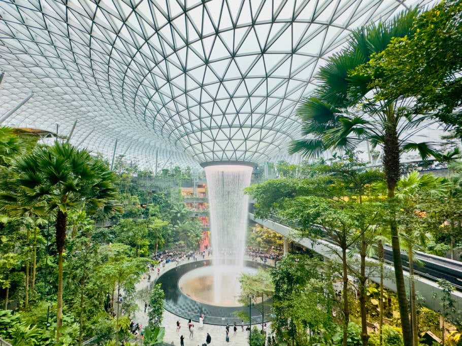 The Rain Vortex, cachoeira dentro do Aeroporto Changi, em Singapura