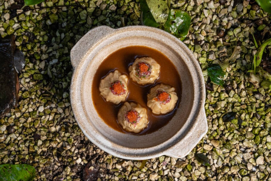 Siu Mai Chifero, dumplings recheados de camarão com vinagrete chalaquita, tobiko e caldo de moqueca vegetal