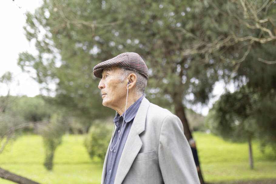 Andar com as mãos para trás pode revelar concentração, introspecção e até estratégias do corpo para equilibrar emoções