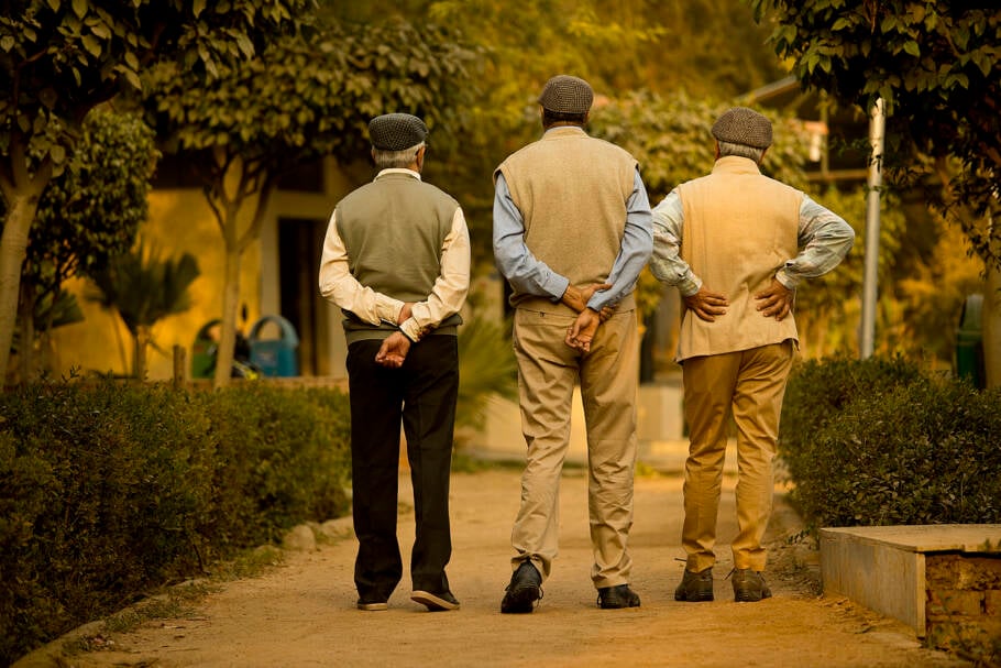 Caminhar com as mãos pra trás das costas pode revelar calma e autocontrole