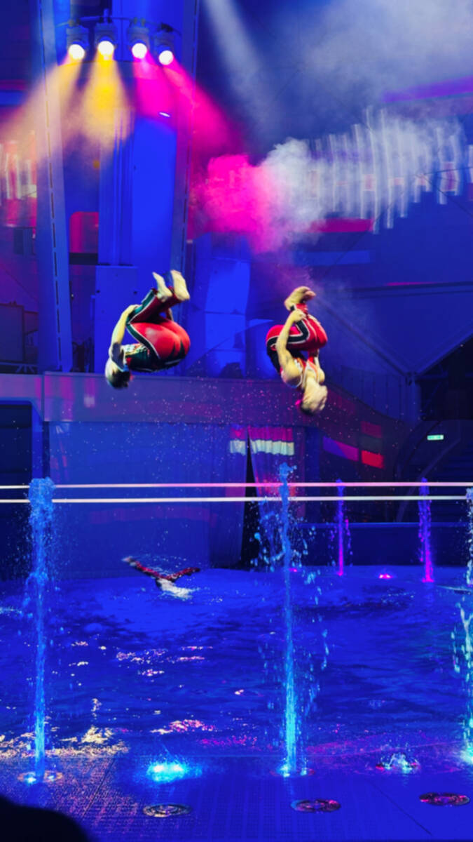 Torque, show aquático e acrobático incrível  no teatro Aquadome, do Star of the Sea