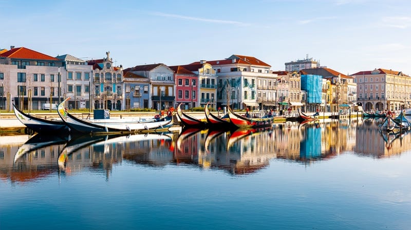 Aveiro é cortada por canais e famosa pelos barcos moliceiros coloridos