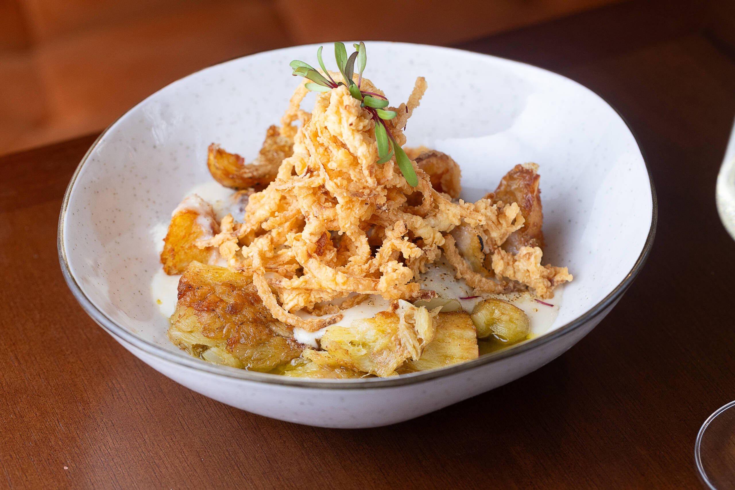 A casa chega repaginada aos Jardins e com um menu que faz uma verdadeira viagem gastronômica pelo Velho Continente com pratos como oBacalhau às Natas (R$139)