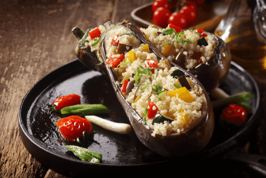 Berinjela recheada com quinoa e legumes (Imagem: stockcreations | Shutterstock)